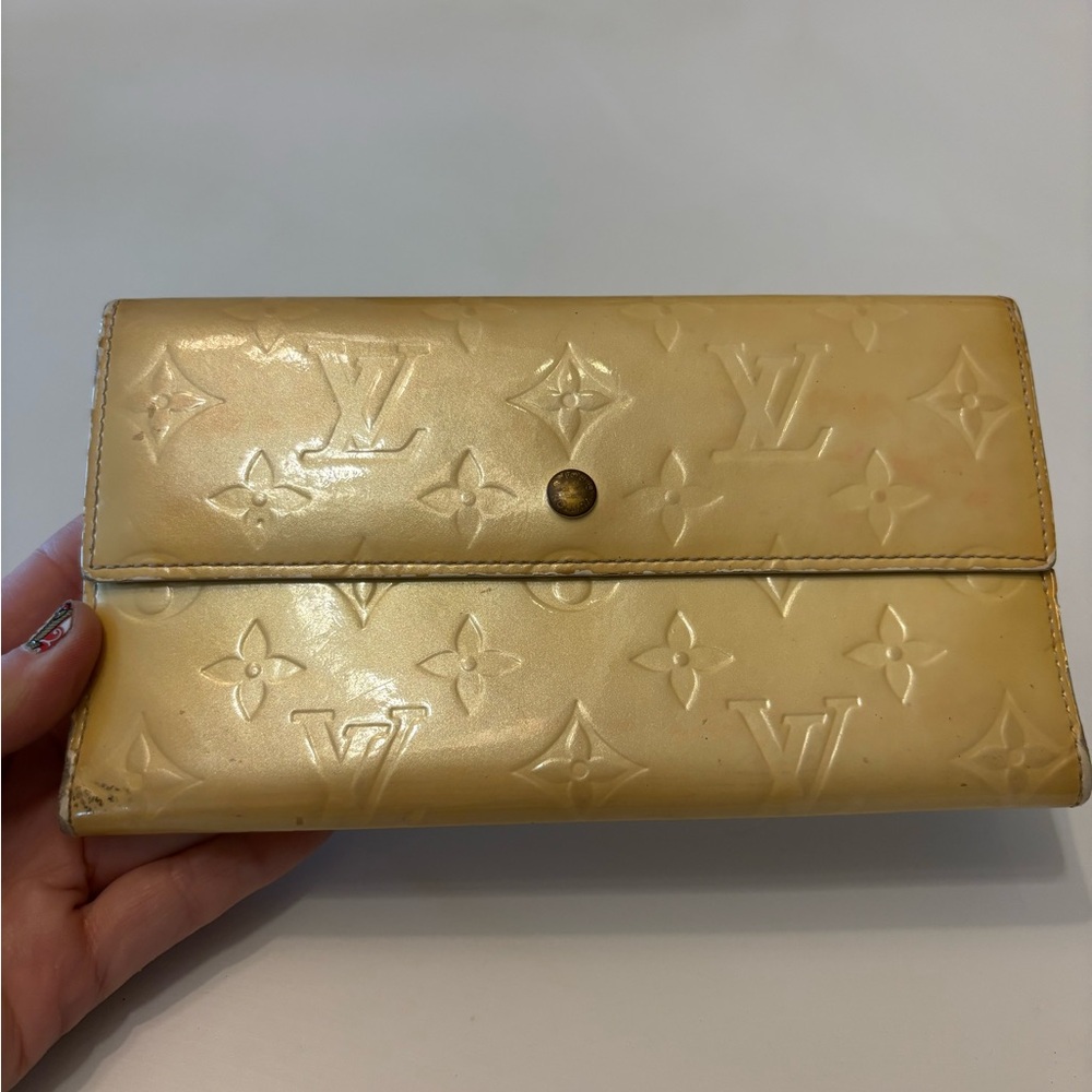 Louis Vuitton Beige International Women's Wallet‎